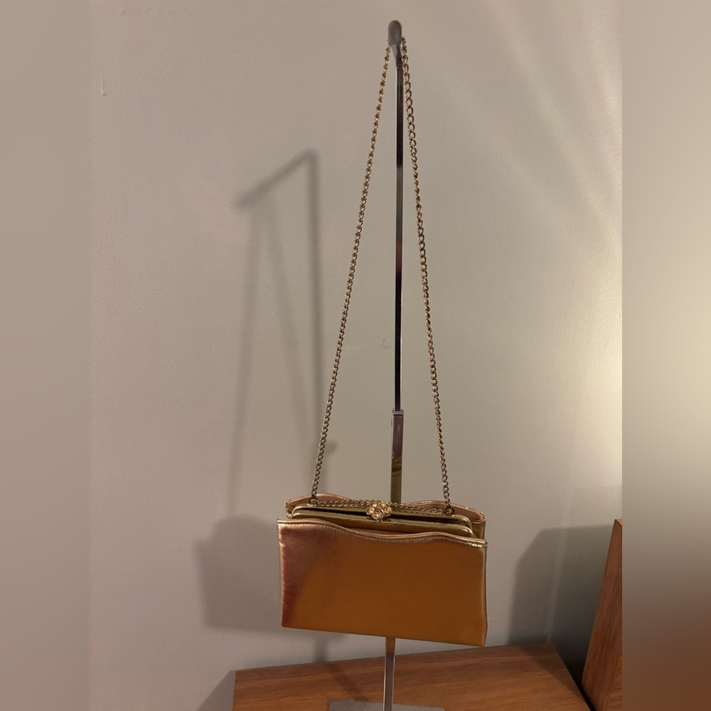 Harry Levine vintage metallic gold clam shell evening bag with a chain strap - Picture 10 of 11